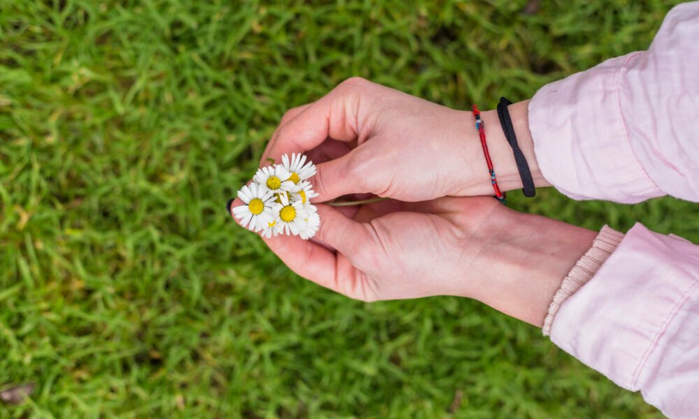 The Daisy Ring: A Timeless Symbol of Love, Innocence, and Enduring Style