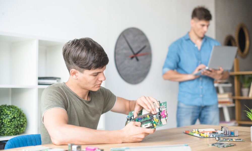 Whatsontech: The Definitive Guide to the Independent Tech Hub Making Technology Simple