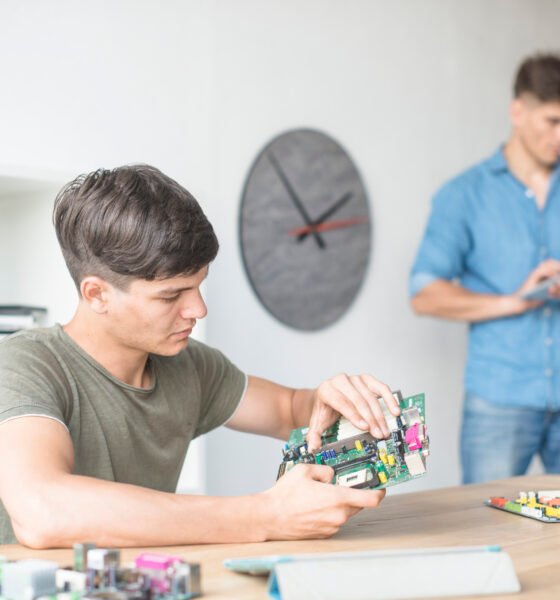 Whatsontech: The Definitive Guide to the Independent Tech Hub Making Technology Simple