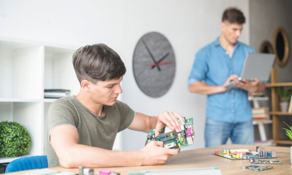 Whatsontech: The Definitive Guide to the Independent Tech Hub Making Technology Simple