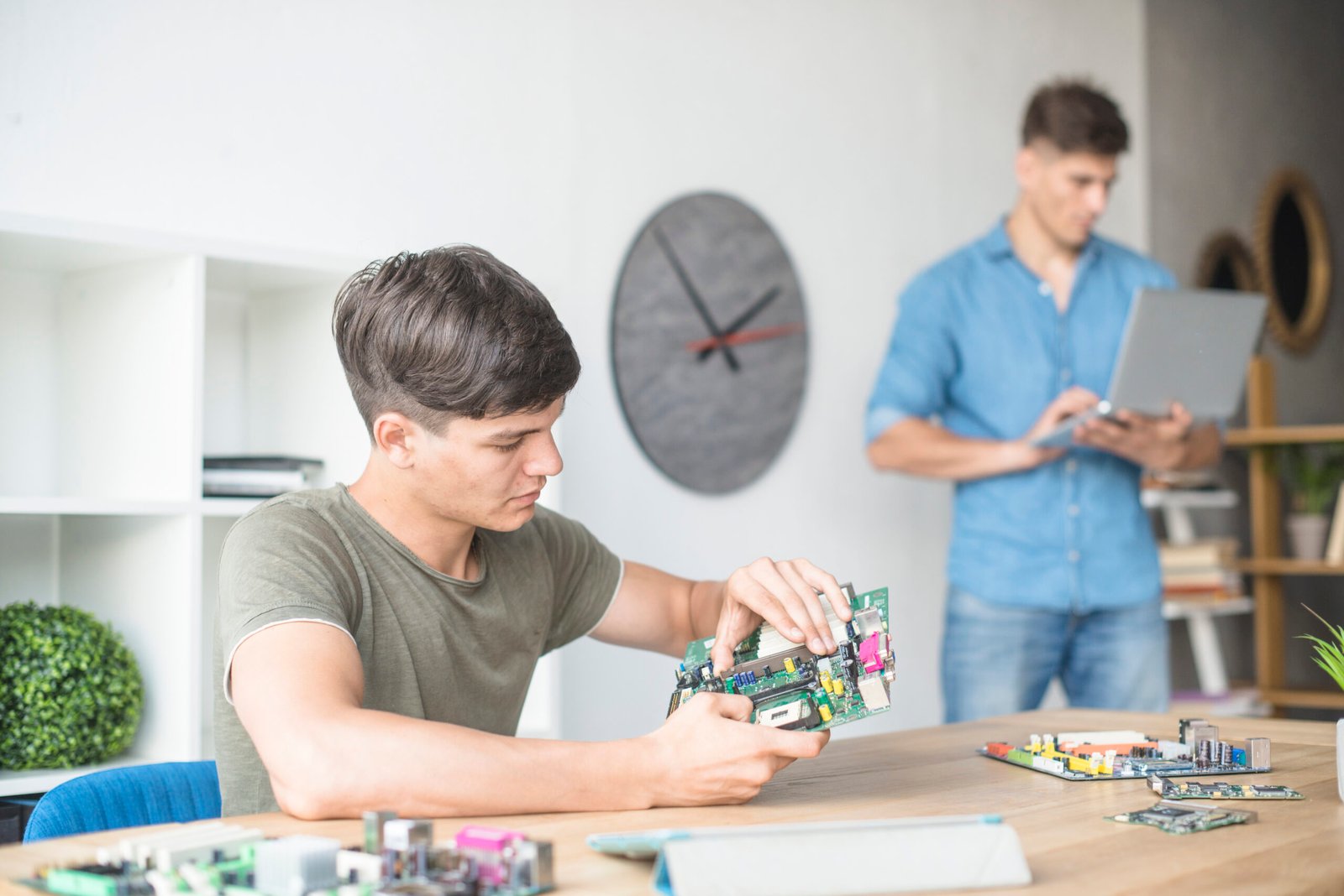 Whatsontech: The Definitive Guide to the Independent Tech Hub Making Technology Simple